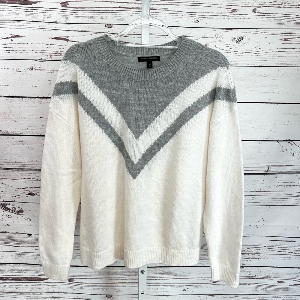 Banana Republic Gray & Cream Color Chevron Crew Neck Sweater Medium